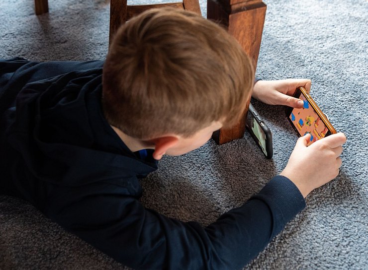 Kinder verlernen echte Kommunikation, wenn sie zu viel am Handy sind (Archivbild) - © Robert Michael/dpa-Zentralbild/dpa