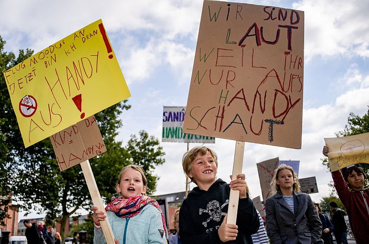 Auch Kinder sind von Eltern genervt, die ständig am Handy sind (Archivbild) - © Axel Heimken/dpa