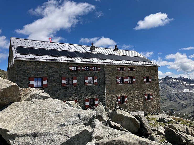 Die Neue Prager Hütte stand früher nah am Gletscher. - © Sabine Dobel/dpa