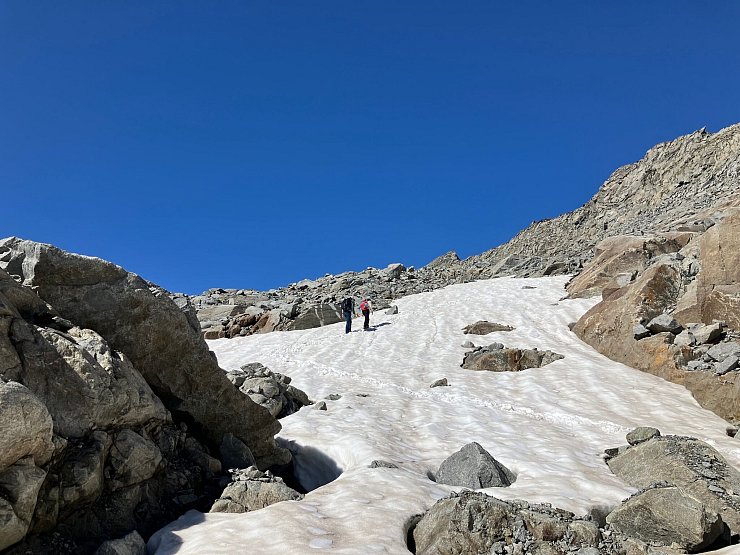 Auch Schneefelder werden weniger - ein Problem für die Wasserversorgung auf hochgelegenen Hütten. - © Sabine Dobel/dpa