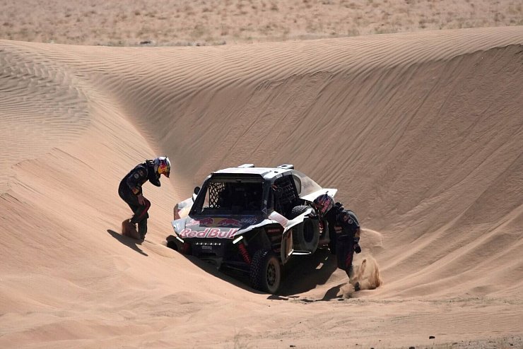Goncalo Gurreiro und Beifahrer Cadu Sachs sind bei der Rallye Dakar im Wüstensand steckengeblieben. - © Christophe Ena/AP/dpa