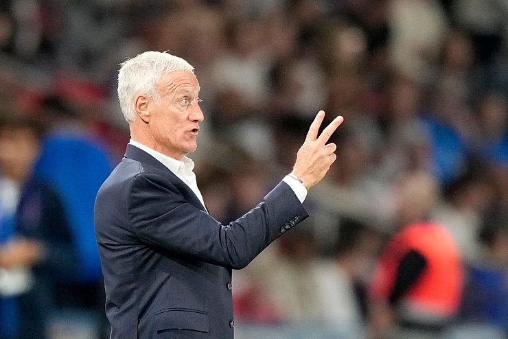 Trainer Didier Deschamps steht einmal mehr in der Kritik. - © Michel Euler/AP/dpa