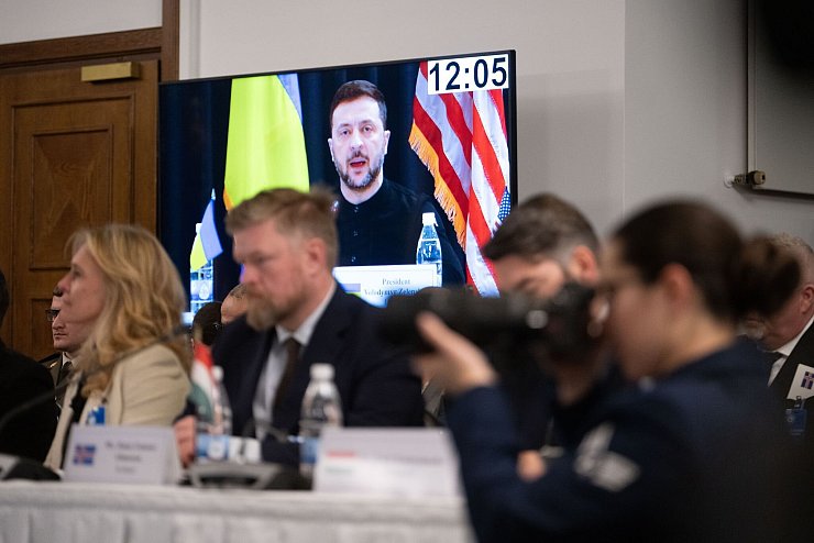Für den ukrainischen Präsidenten Selenskyj ist es wichtig, dass die ausländische Militärhilfe weitergeht. - © Marijan Murat/dpa
