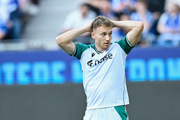 Jannik Dehm verpasste die Führung und verlor mit Hannover in Karlsruhe. - © Uwe Anspach/dpa