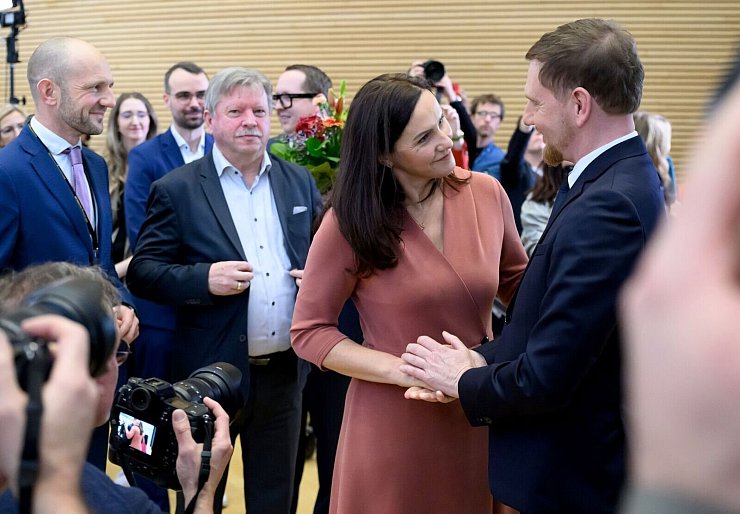 Auch Kretschmers Ehefrau reiht sich nach der Wiederwahl in die Schar der Gratulanten ein. - © Robert Michael/dpa