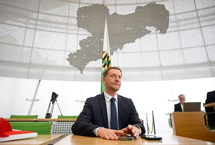 Michael Kretschmer behält als neuer Ministerpräsident seinen alten Platz im Landtag. - © Robert Michael/dpa