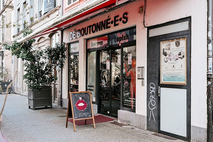 (Dé)boutonnées ist laut Mitgründerin Adèle Roy das erste offizielle Geschäft für gebrauchtes Sexspielzeug in Frankreich. - © Marius Bulling/dpa