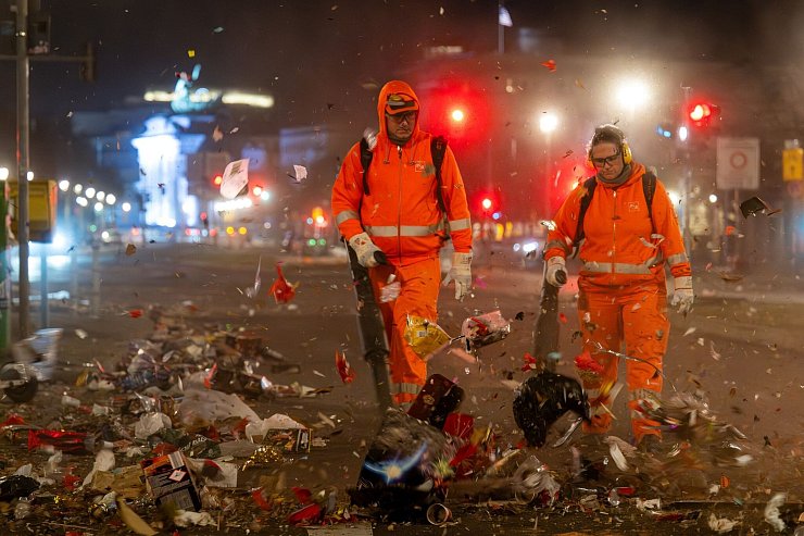 Der Rest vom Fest - hier machen sich Berliner Reinigungskräfte ans Werk. - © Soeren Stache/dpa