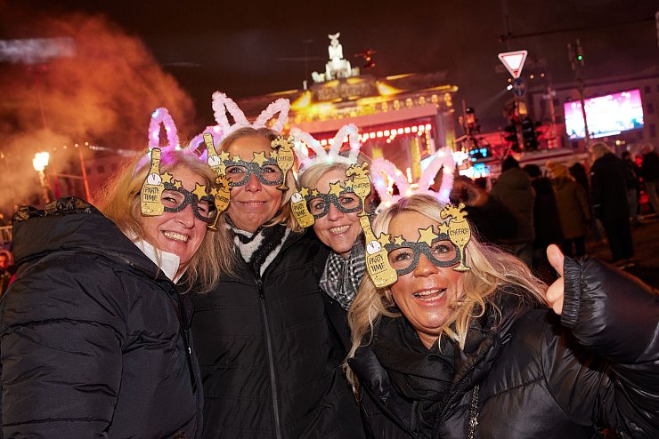 Vor dem Brandenburger Tor in Berlin steigt Deutschlands größte Silvesterparty. - © Joerg Carstensen/dpa