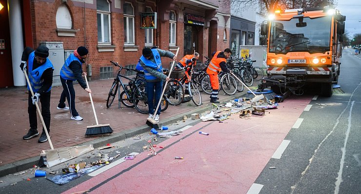 Das große Aufräumen nach der Silvesterparty läuft. - © Julian Stratenschulte/dpa