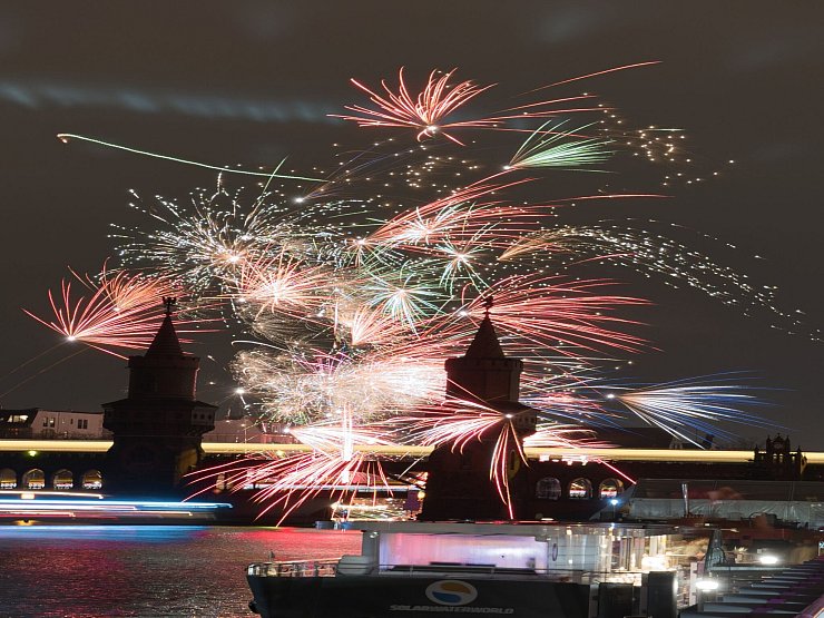 Ein buntes Feuerwerk gab es in Berlin. - © Paul Zinken/dpa