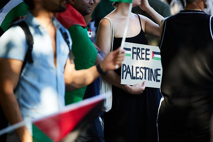 Im Kontext mit dem Gaza-Krieg gibt es in Berlin regelmäßig Demonstrationen. (Archivbild) - © Jörg Carstensen/dpa