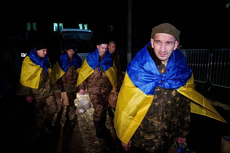 Ukrainische Soldaten nach ihrer Rückkehr aus der Gefangenschaft während eines Kriegsgefangenenaustauschs - © Evgeniy Maloletka/AP/dpa