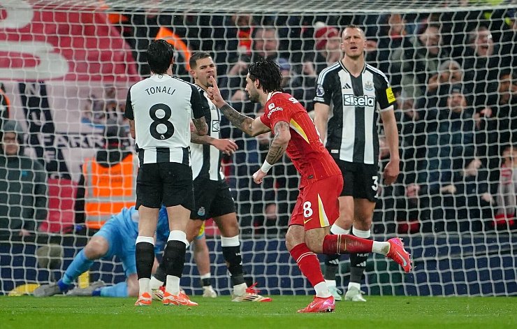 Liverpools Dominik Szoboszlai feiert den ersten Treffer seiner Mannschaft. - © Peter Byrne/PA Wire/dpa
