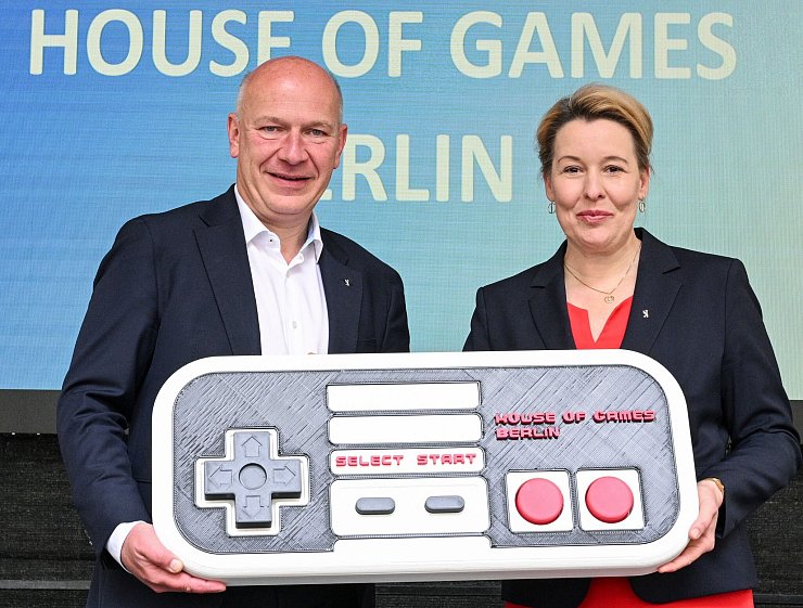 Symbolischer Knopfdruck: Berlins Regierender Bürgermeister Kai Wegner (CDU) und Wirtschaftssenatorin Franziska Giffey (SPD) sind mit der Adresse für das House of Games zufrieden. - © Jens Kalaene/dpa