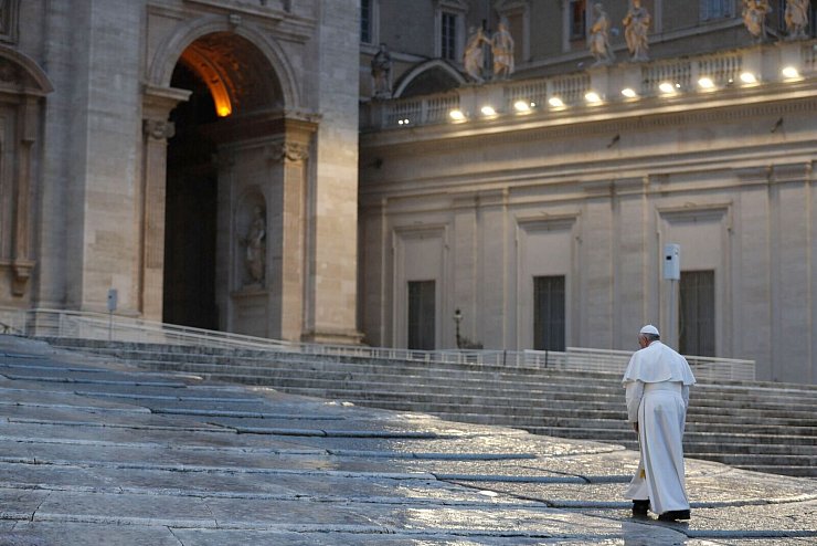 Franziskus auf dem leeren Petersplatz, bevor er während der Corona-Pandemie den Sondersegen «Urbi et Orbi» erteilt. (Archivbild) - © Yara Nardi/REUTERS/AP/dpa