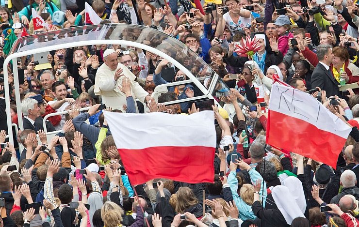Anlässlich der Heiligsprechung seines polnischen Vorgängers Johannes Paul II. trifft Papst Franziskus auf dem Petersplatz auf dessen Landsleute. (Archivbild) - © picture alliance / dpa