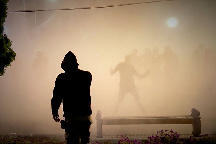 Bei den Protesten gegen die Regierung in Serbien kam es zu Auseinandersetzungen zwischen Polizei und Regierungsanhängern. - © Uncredited/N1 Serbia/AP/dpa