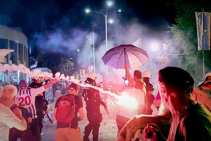 Schon seit Monaten gibt es massive Proteste gegen die Regierung in Serbien. - © Uncredited/N1 Serbia/AP/dpa