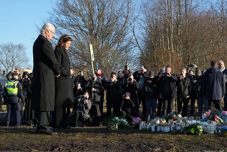 Das Königspaar legt in Örebro Blumen nieder. - © Sergei Grits/AP/dpa