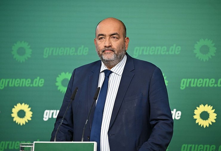 Ernüchtert: Grünen-Chef Nouripour glaubt nicht mehr an Harmonie in der Ampel. - © Anna Ross/dpa