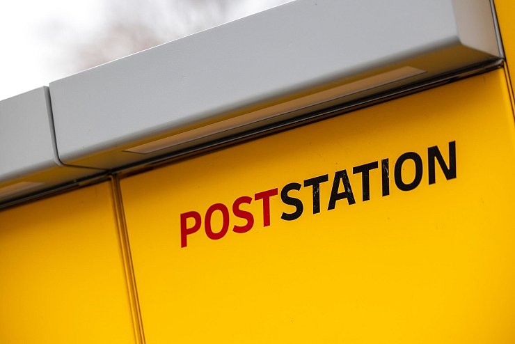 Der Automat heißt Poststation, er ist eine Weiterentwicklung der auf Pakete beschränkten Packstationen. - © Thomas Banneyer/dpa