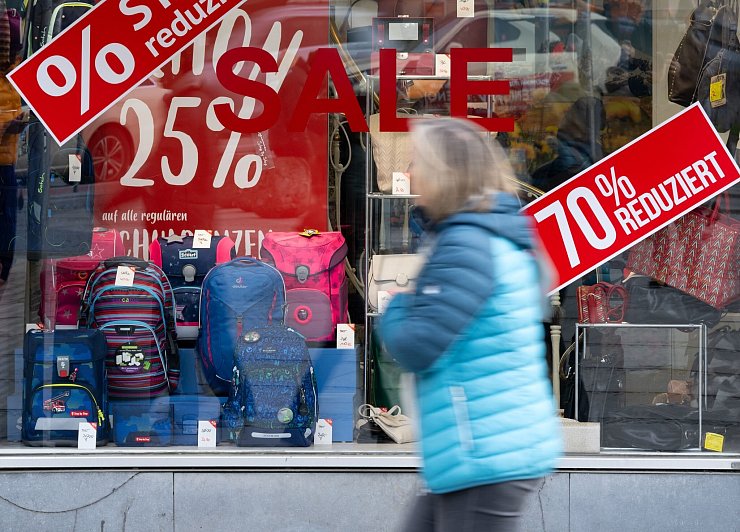 Trotz nachlassender Inflation achten die Verbraucher stark auf die Preise. - © Sven Hoppe/dpa