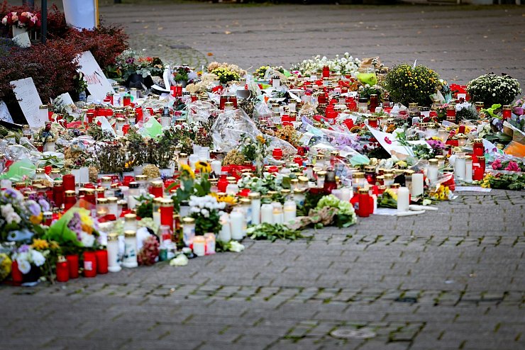 Nach dem Terror in Solingen gibt es eine öffentliche Fahndung nach einem Handy und einer Uhr. - © Christoph Reichwein/dpa
