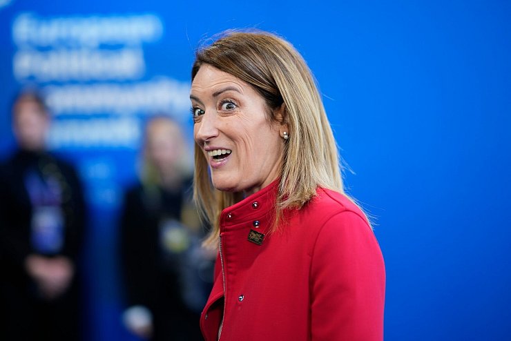 «Europa ist nicht stark ohne ein starkes Deutschland», warnt Parlamentspräsidentin Roberta Metsola. - © Petr Josek/AP/dpa