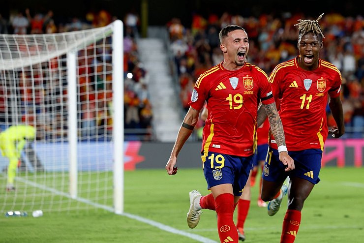 Yeremy Pino brachte Spanien gegen die Schweiz in Führung. - © Angel Fernandez/AP/dpa