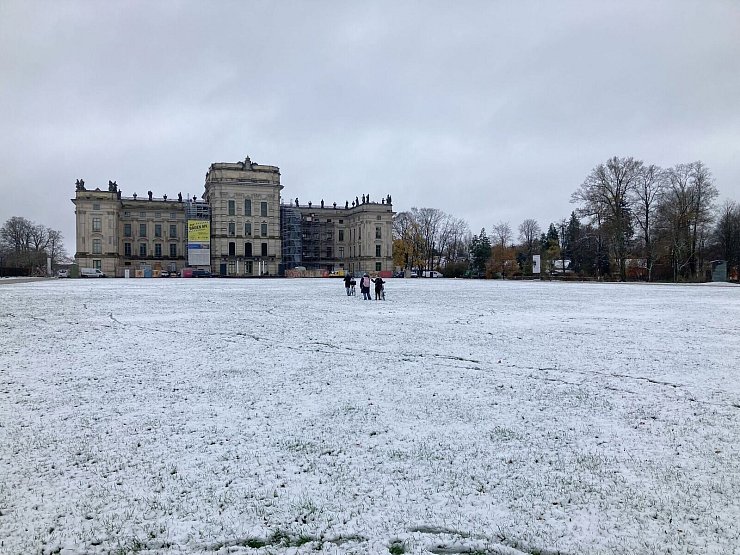 Der Norden Deutschlands wie hier das Schloss Ludwigslust in Mecklenburg-Vorpommern bekam vielerorts schon Schnee ab. - © Iris Leithold/dpa