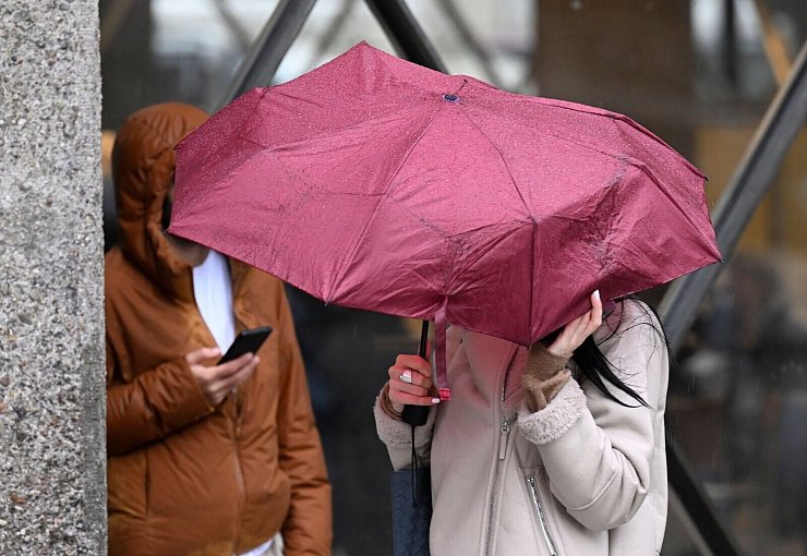 Der Regenschirm könnte auch in den kommenden Tagen ein guter Begleiter sein. - © Roberto Pfeil/dpa