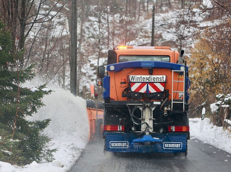 Im Harz rückte bereits der Winterdienst aus. - © Matthias Bein/dpa