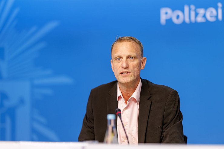 Laut Ermittler Guido Rissmann gab es mehr als 160 Durchsuchungen. - © Matthias Balk/dpa