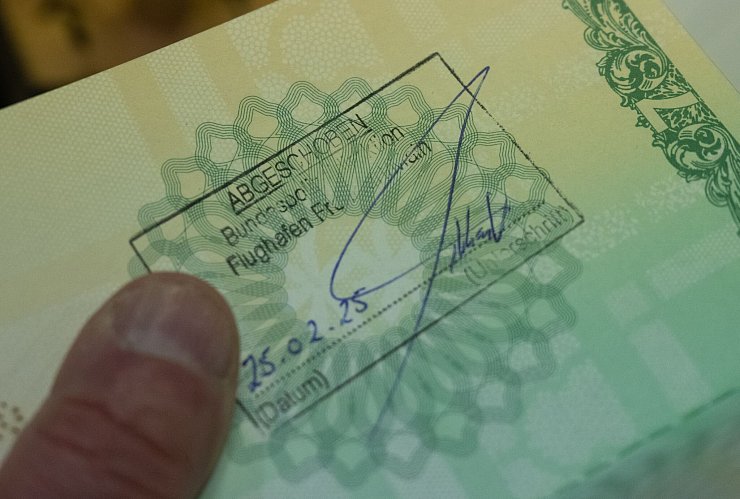 Eine Duldung ist kein Aufenthaltstitel, sondern bedeutet lediglich die vorübergehende Aussetzung der Abschiebung. (Symbolbild) - © Boris Roessler/dpa