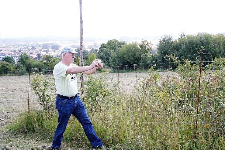 Über den Dächern von Leopoldshöhe: Ewald Thies dokumentiert die Situation am Freesenberg, wo der Nabu Gebüschinseln betreut. In einem Quiz wollte der Verein wissen, für welche Vogelart sie wichtig sind. Die Antwort: für den Gartenrotschwanz.