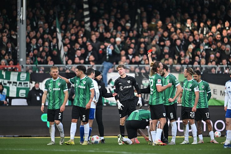 Münster spielte ab der 55. Minute nur noch mit zehn Mann. - © Fabian Strauch/dpa