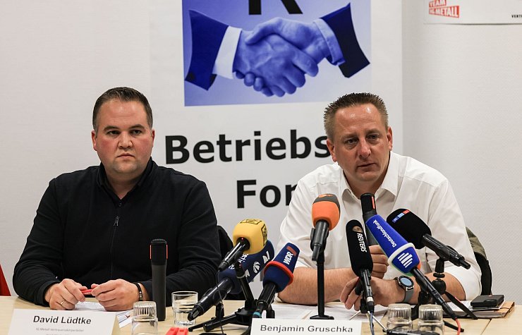 Die Gewerkschafter David Lüdtke (links) und Benjamin Gruschka (Archivbild) - © Oliver Berg/dpa