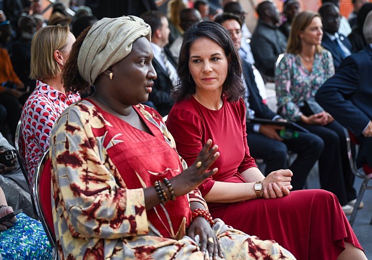 Als Außenministerin war Baerbock ständig auf Achse - hier im Senegal. (Archivbild) - © Britta Pedersen/dpa
