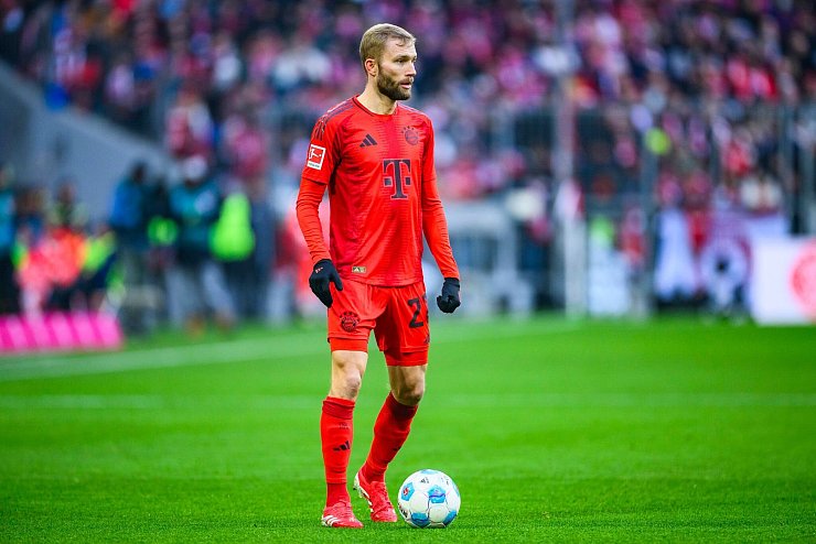 Konrad Laimer fehlt gegen Freiburg gesperrt. - © Tom Weller/dpa