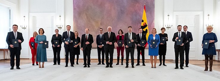 Im Dezember 2021 übergab Steinmeier dem Ampel-Kabinett die Ernennungsurkunden - fast drei Jahre später setzt die Union nun auf den Bundespräsidenten, um der Koalition ins Gewissen zu reden. (Archivbild) - © Bernd von Jutrczenka/dpa