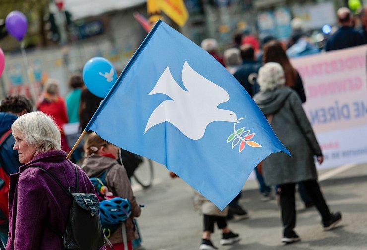 Ein wichtiges Symbol der Friedensaktivisten: Die Taube als Zeichen für die Hoffnung auf Frieden. - © Thomas Banneyer/dpa