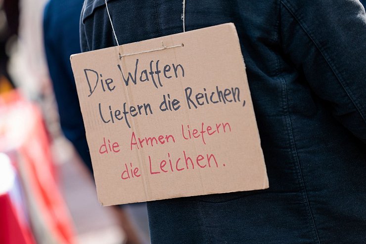 Die Demonstranten fordern von der Bundesregierung mehr Einsatz für die friedliche Beilegung von Konflikten. - © Thomas Banneyer/dpa