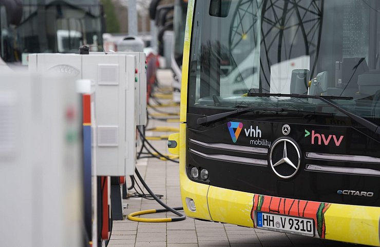 Der Kauf von Elektrobussen wird mit Geld gefördert, das unter anderem aus dem Verkauf von CO2-Zertifikaten stammt. (Symbolbild) - © Marcus Brandt/dpa