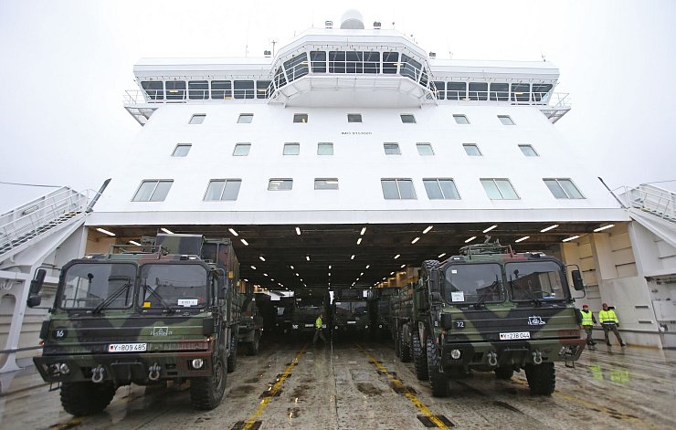 Zu Lande, zu Wasser und in der Luft: Hindernisse für grenzüberschreitende Militärtransporte sollen möglichst schnell abgebaut werden. (Archivbild) - © picture alliance / dpa
