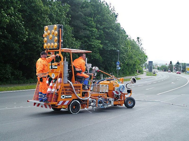 Die Markierungsmaschine eines Spezialunternehmens ist auf dem Nordring unterwegs.