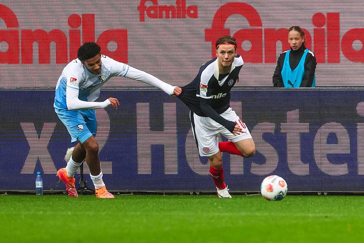 Jonas Therkelsen und Holstein Kiel erkämpften sich noch einen Punkt. - © Frank Molter/dpa