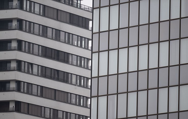 Preisverfall bei Gewerbeimmobilien (Symbolbild) - © Boris Roessler/dpa