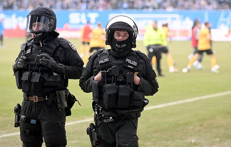 Polizeieinsatz beim Spiel zwischen Hansa Rostock und Dynamo Dresden. - © Michael Schwartz/dpa