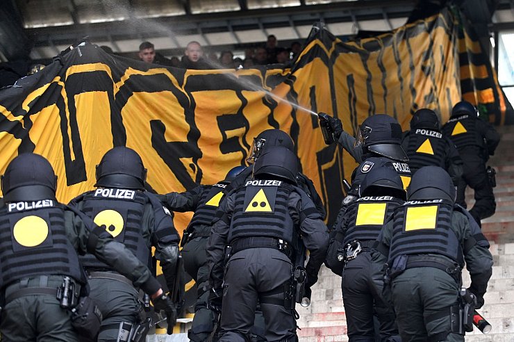 Polizeieinsatz im Dresdner Fan-Block nach der Zertrümmerung einer Sektorentrennung. - © Michael Schwartz/dpa